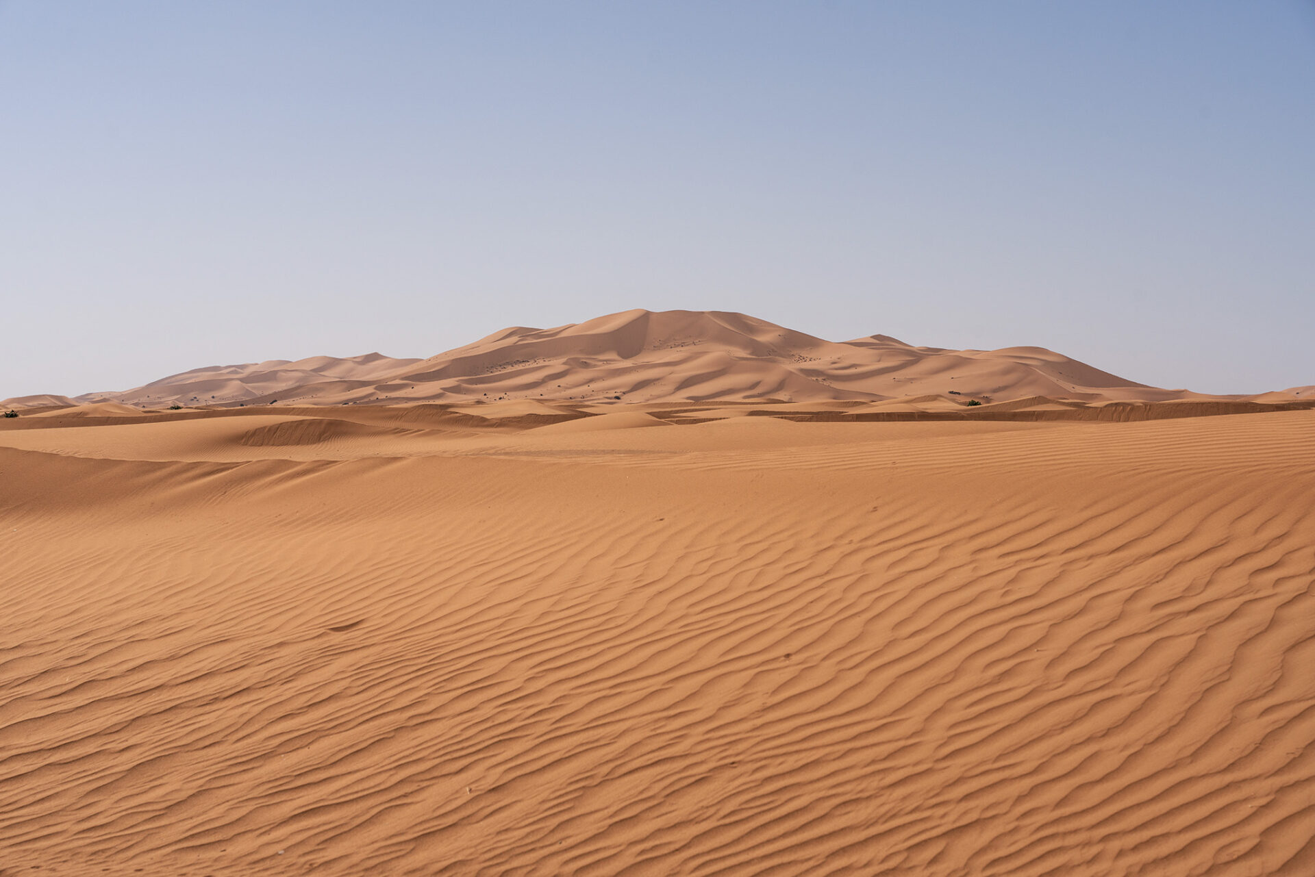 Písečné duny Erg Chebbi v Merzouze, detailní textury větrných varhánků v písku a monumentální hřebeny pouště Sahara v Maroku, krajinářská fotografie